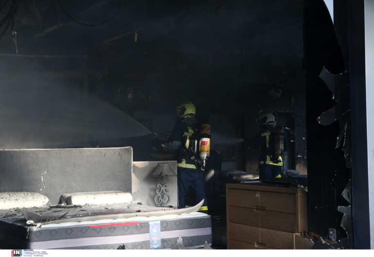 Μαρούσι: Φωτιά σε επιχείρηση στη λεωφόρο Κηφισίας - Καίγεται κατάστημα με στρώματα
