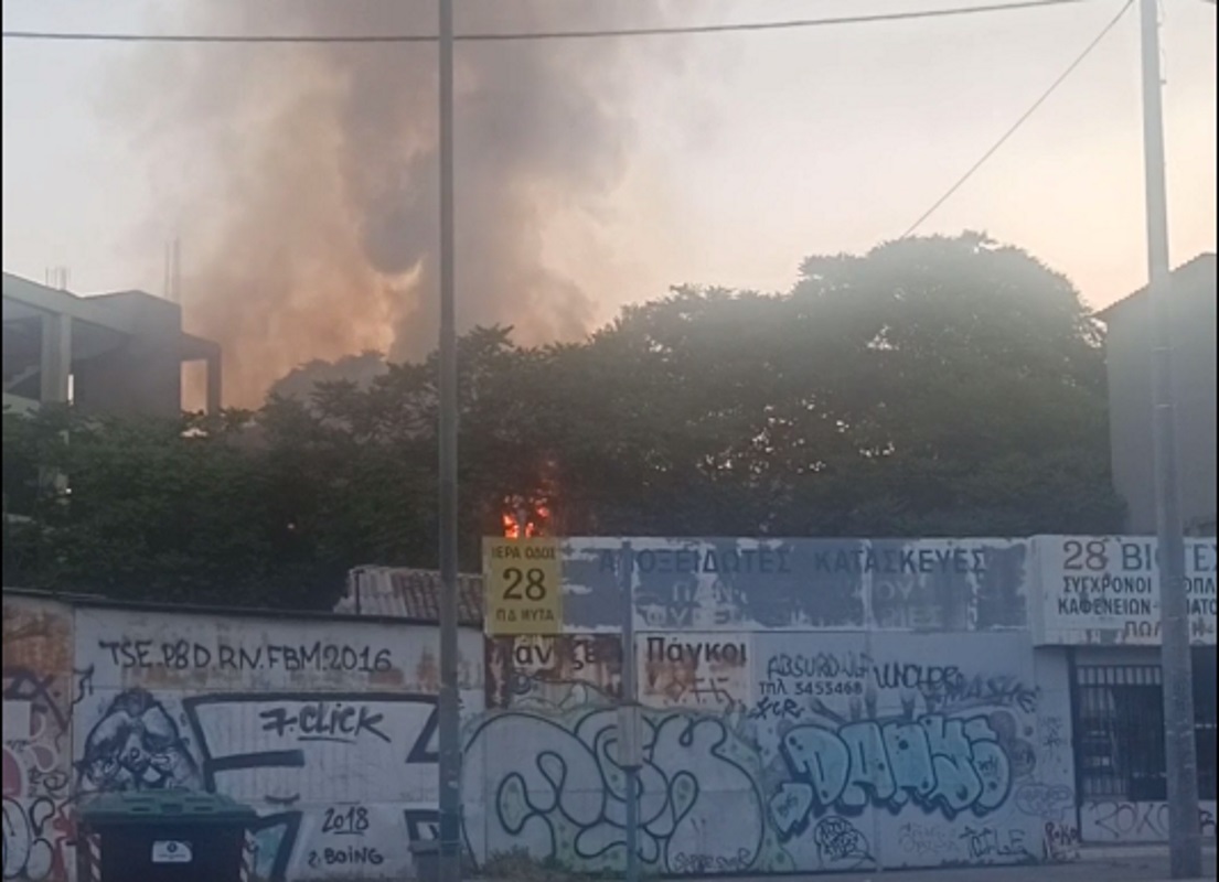 Φωτιά σε εγκαταλελειμμένο κτίριο στο κέντρο της Αθήνας