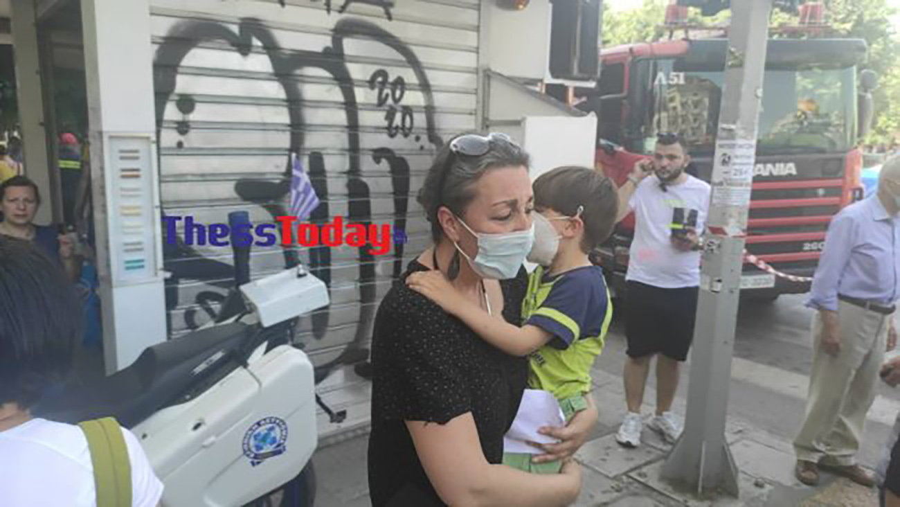 Φωτιά στην Θεσσαλονίκη: Μητέρα κατεβαίνει αγκαλιά με το παιδί της