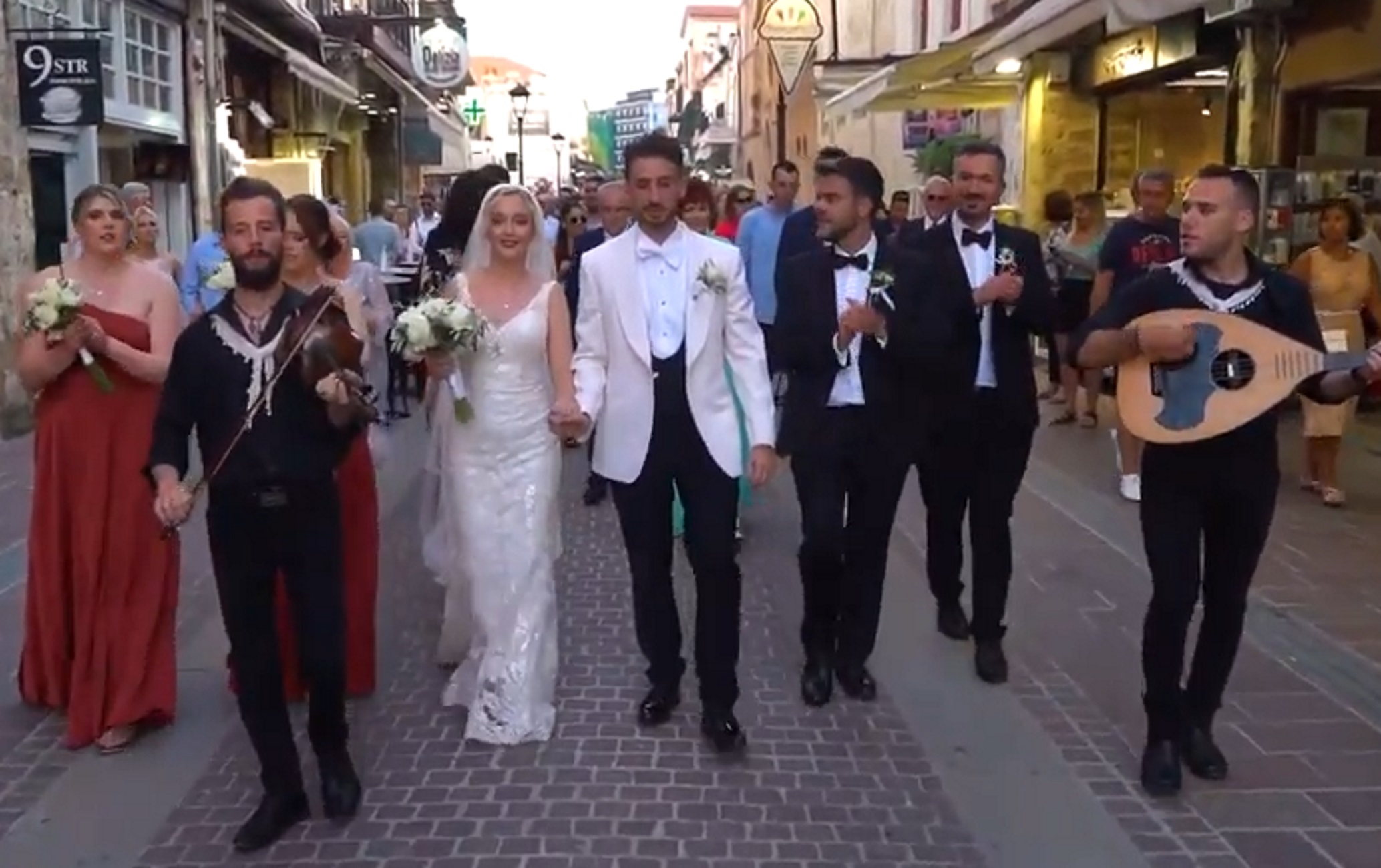 Χανιά: Γάμος με εικόνες μοναδικές – Γαμπρός και νύφη πήγαν βόλτα τους δεκάδες καλεσμένους τους