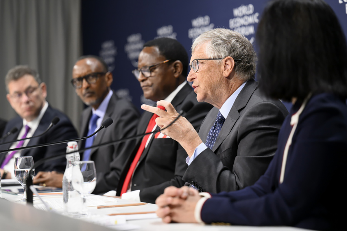 epa09973801 Co-Chair, Bill & Melinda Gates Foundation, USA, William H. Gates (2R) speaks next to (L-R) Chief Executive Officer, Pfizer, USA, Albert Bourla, President of Rwanda Paul Kagame, President of Malawi Lazarus Chakwera and Group President, Pfizer Biopharmaceuticals Group, Pfizer, USA, Angela Hwang, at a Press Conference on Pfizer and Partners Announce Accord for a Healthier World during the 51st annual meeting of the World Economic Forum (WEF) in Davos, Switzerland, 25 May 2022. The meeting brings together entrepreneurs, scientists, corporate and political leaders in Davos under the topic 'History at a Turning Point: Government Policies and Business Strategies' from 22 to 26 May 2022.  EPA