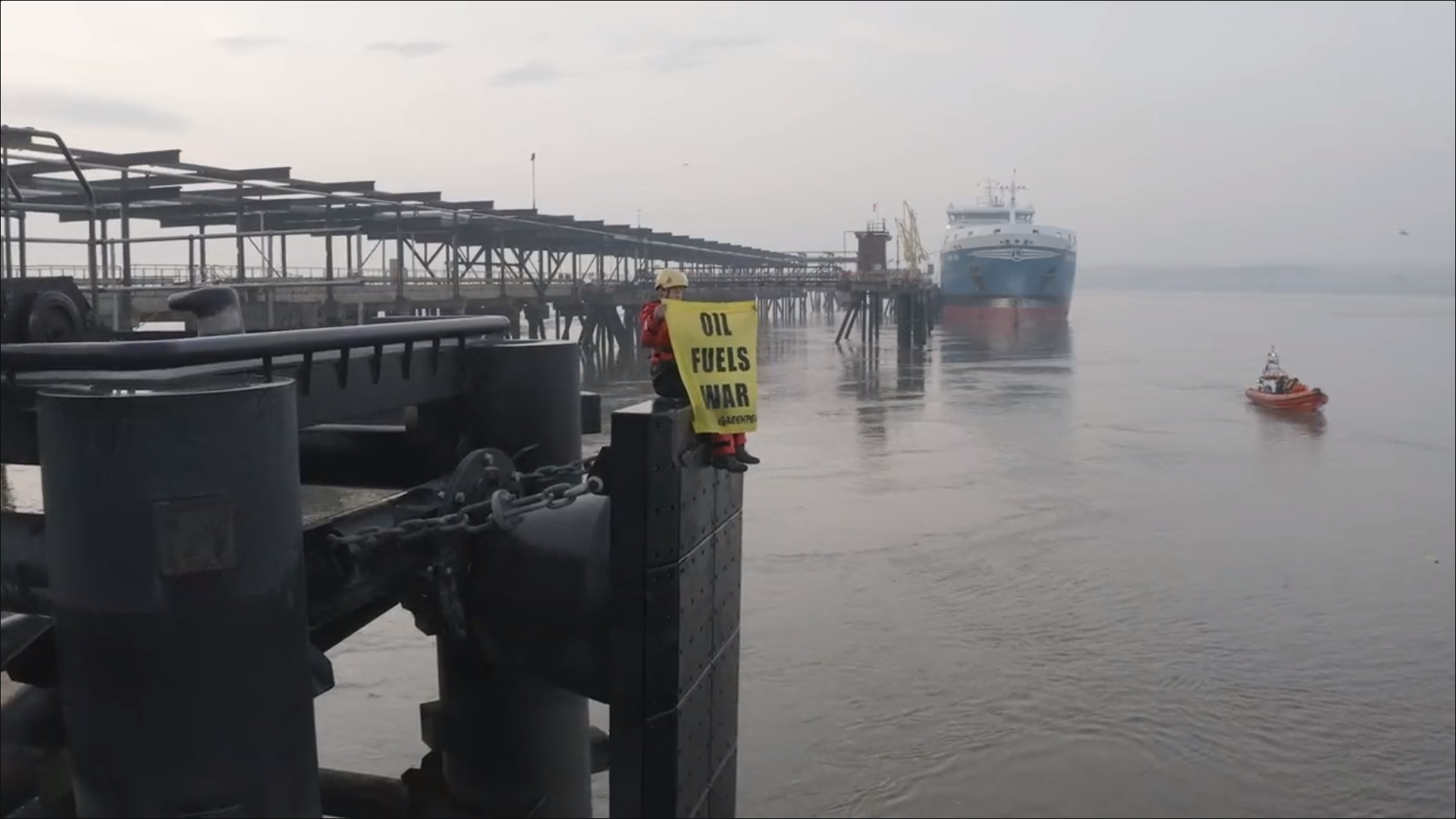 Μπλόκο σε ελληνικό δεξαμενόπλοιο από τη Greenpeace σε λιμάνι της Αγγλίας επειδή μετέφερε ρωσικά καύσιμα