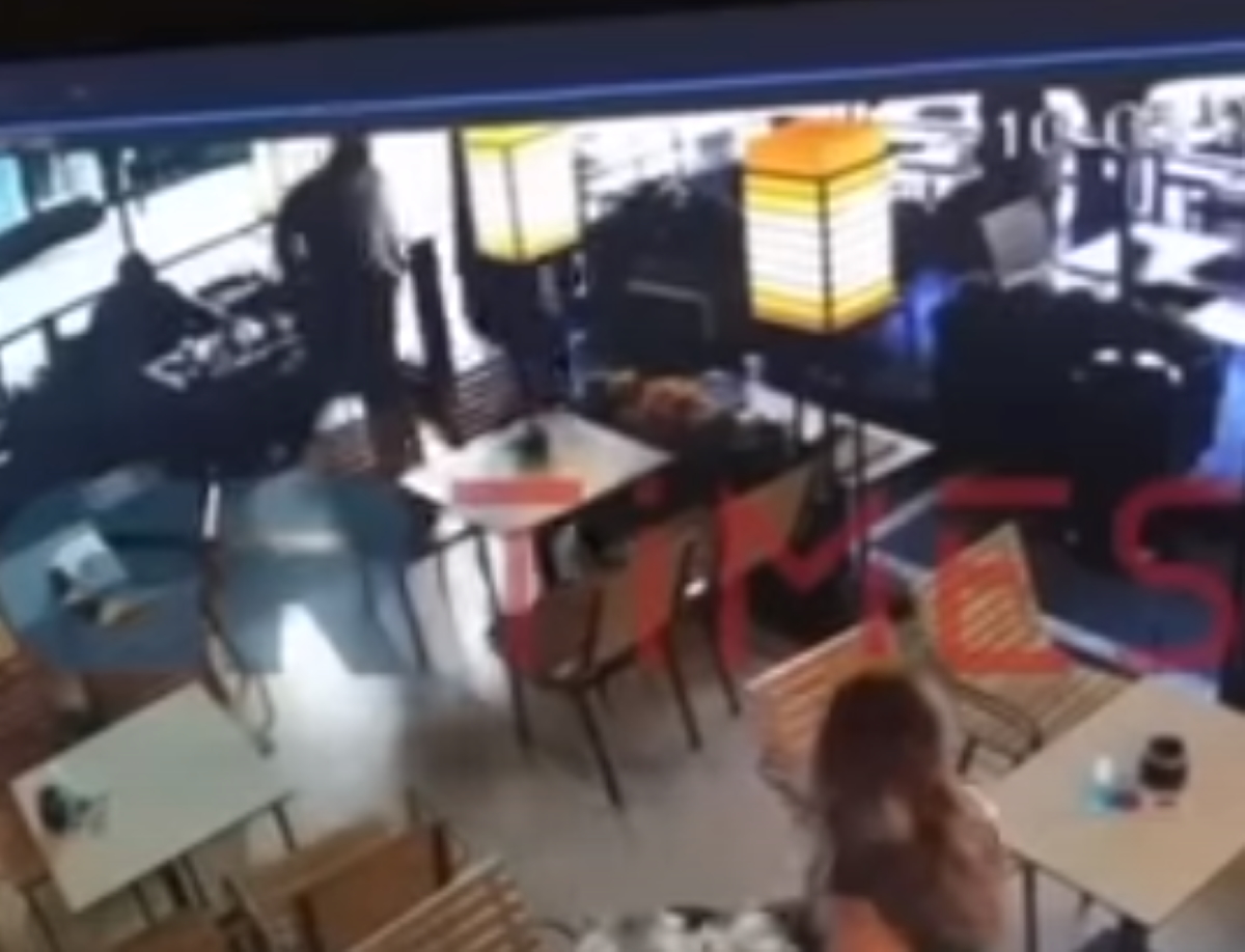 Κατερίνη: Αστυνομικός έσωσε γυναίκα που κατέρρευσε μέσα σε καφετέρια