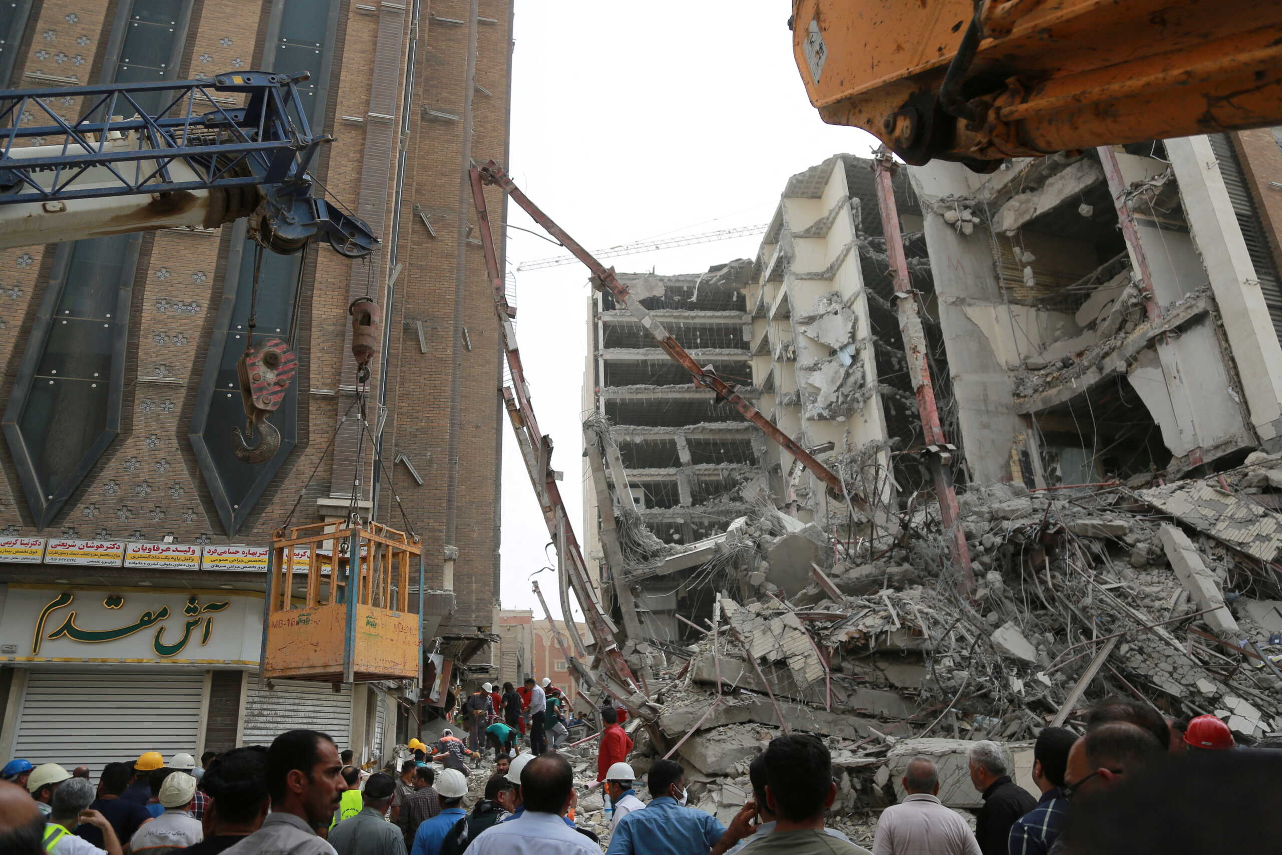 Κατέρρευσε κτίριο 10 ορόφων στο Ιράν – Τουλάχιστον 5 νεκροί και 80 εγκλωβισμένοι