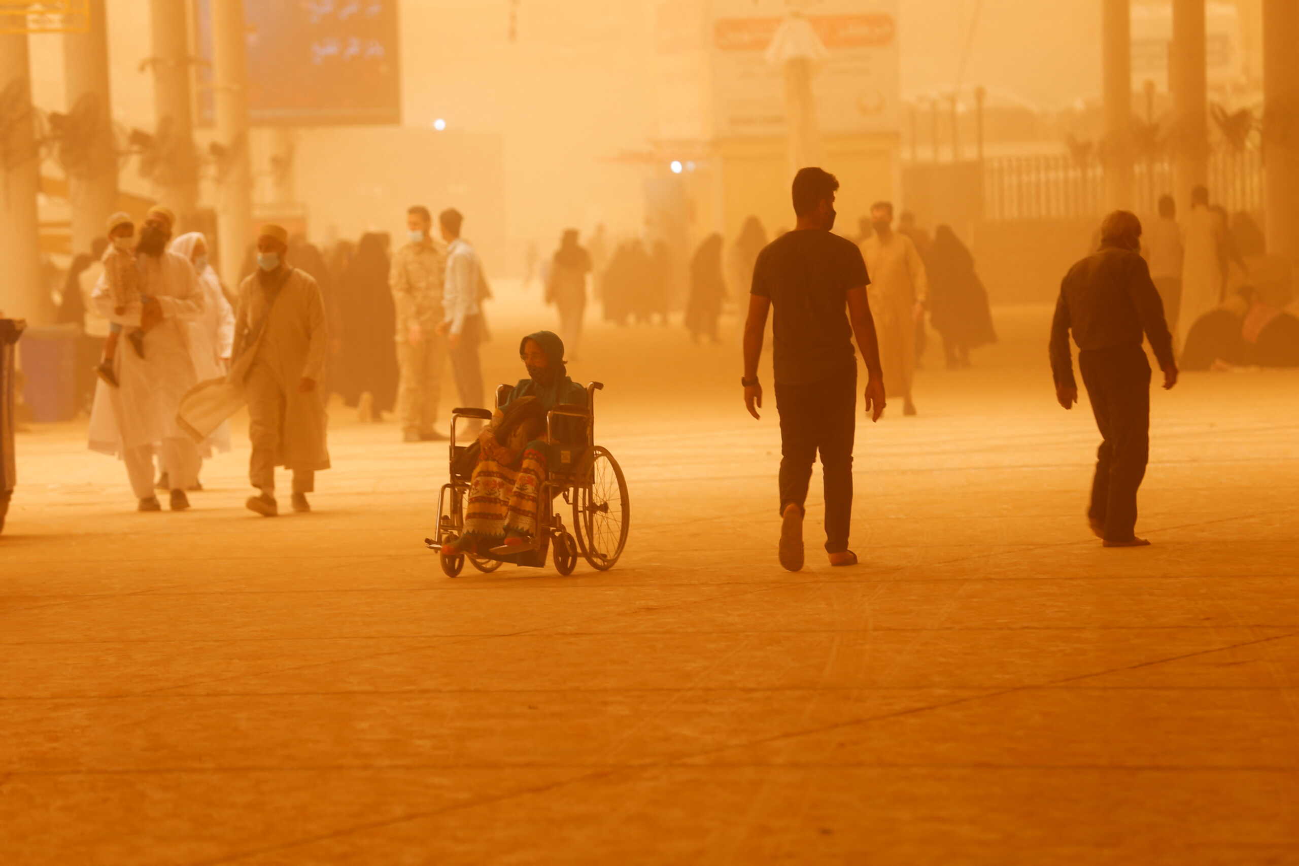 Αμμοθύελλα έπνιξε Ιράκ, Κουβέιτ και Σαουδική Αραβία – Έκλεισαν αεροδρόμια και δημόσιες υπηρεσίες