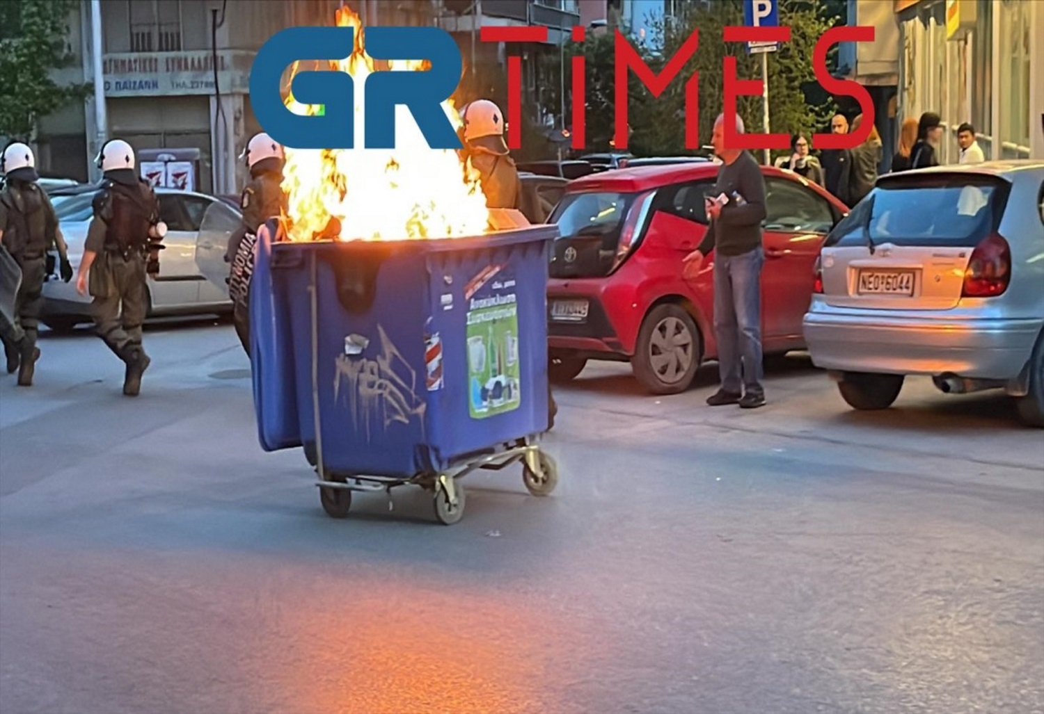 Θεσσαλονίκη: Ένταση στην πορεία για τα επεισόδια που ξέσπασαν στο ΑΠΘ – Φωτιές σε κάδους και οδοφράγματα