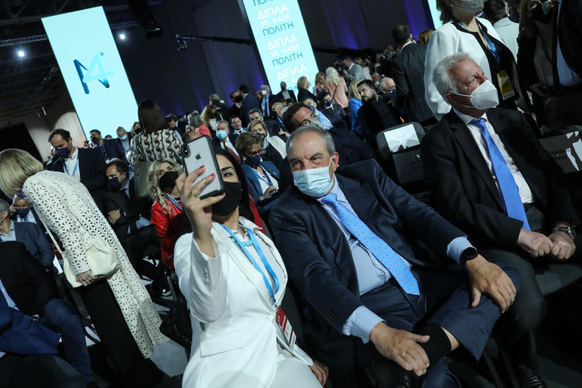 Συνέδριο ΝΔ: Ο Κώστας Καραμανλής έκλεψε την παράσταση με τη γραβάτα του