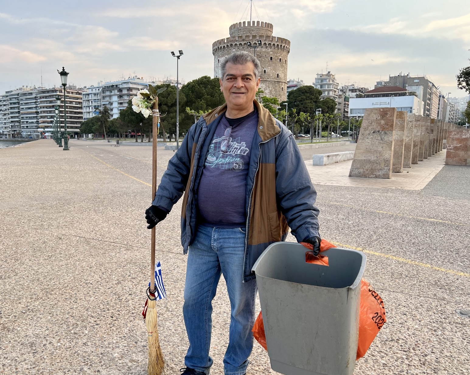 Θεσσαλονίκη: Ο εργαζόμενος στην καθαριότητα που έγινε θέμα για το κέφι που έχει στη δουλειά του