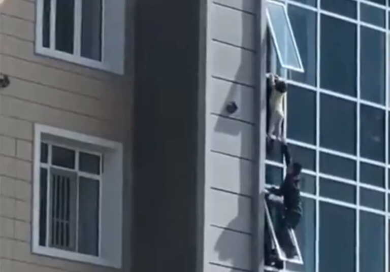 Kazakhstan: The moment when a 37-year-old rescues a three-year-old who was hanging from the 8th floor