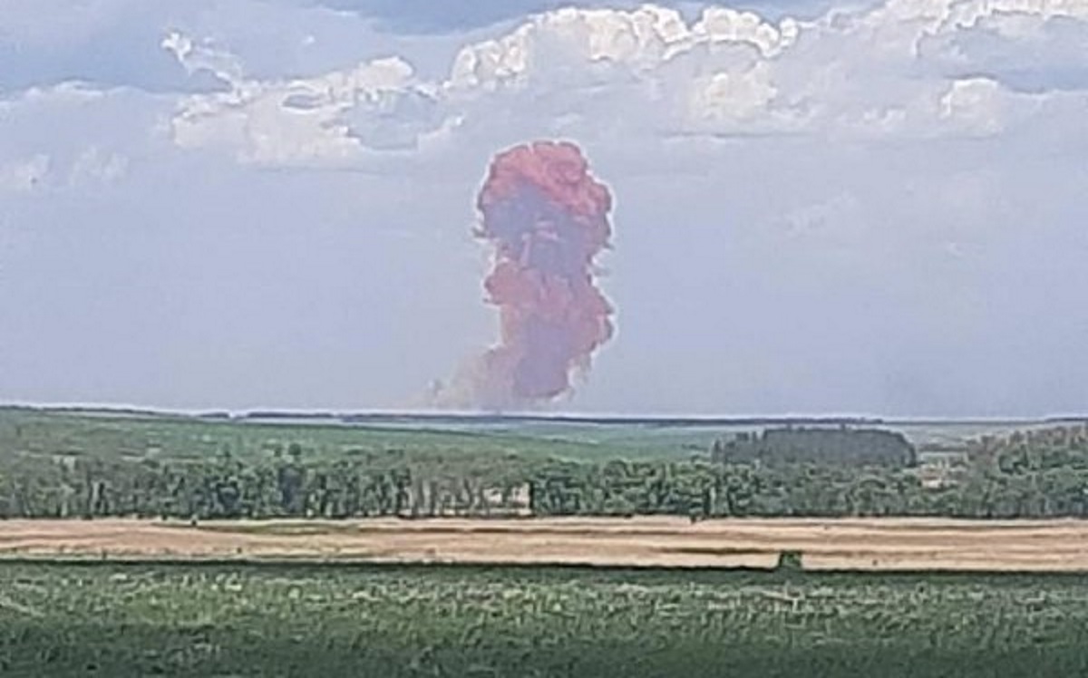 Χάρκοβο: Ρωσική οβίδα τίναξε στον αέρα αποθήκη νιτρικού αμμωνίου – Κόκκινο σύννεφο στην περιοχή