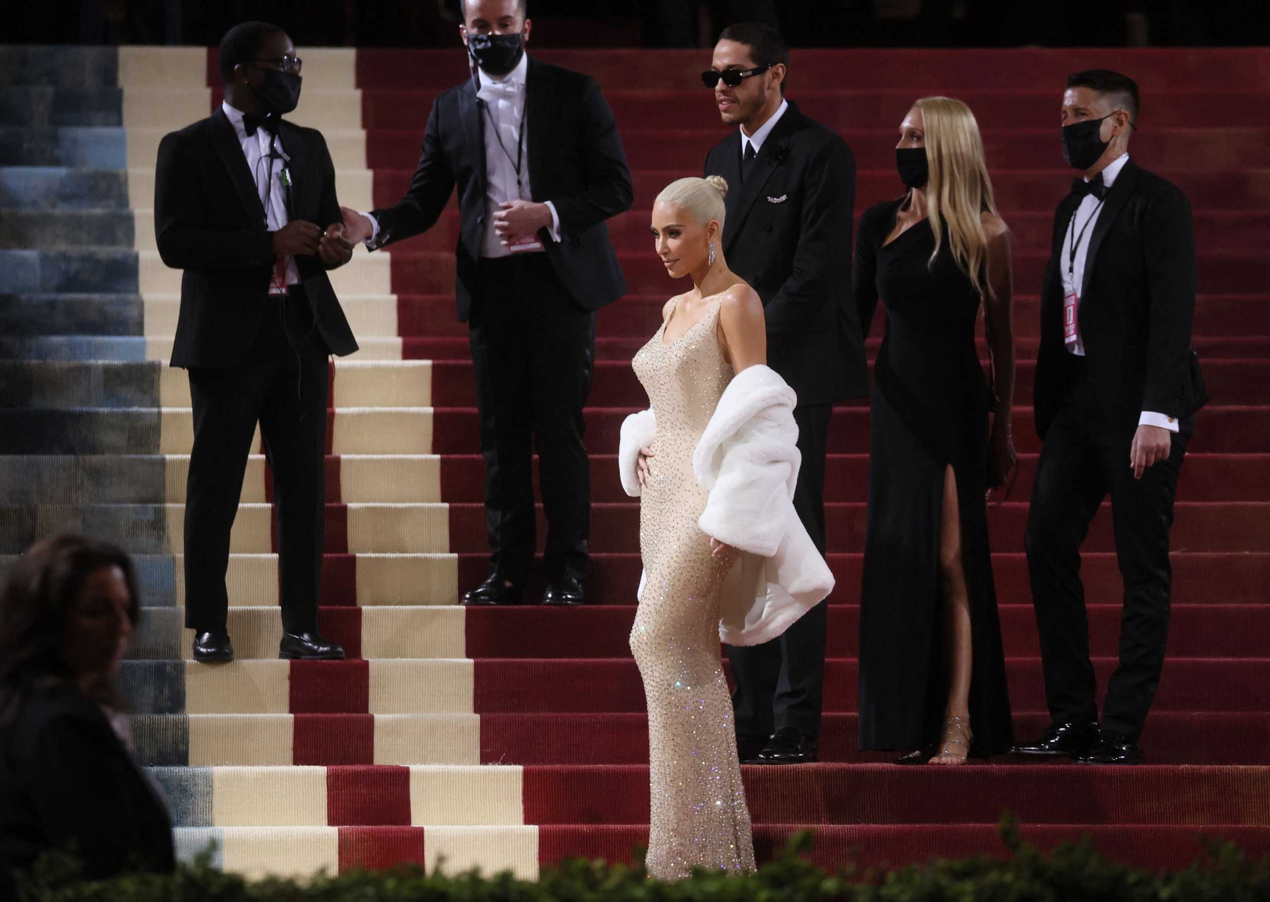 Met Gala 2022: Η Κιμ Καρντάσιαν, το φόρεμα της Μέριλιν και το ράσο που δεν κάνει τον παπά