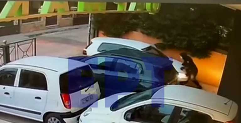 Κλέβουν αυτοκίνητα από πάρκινγκ με τη μέθοδο του «σπρωξίματος» - Βίντεο ντοκουμέντο