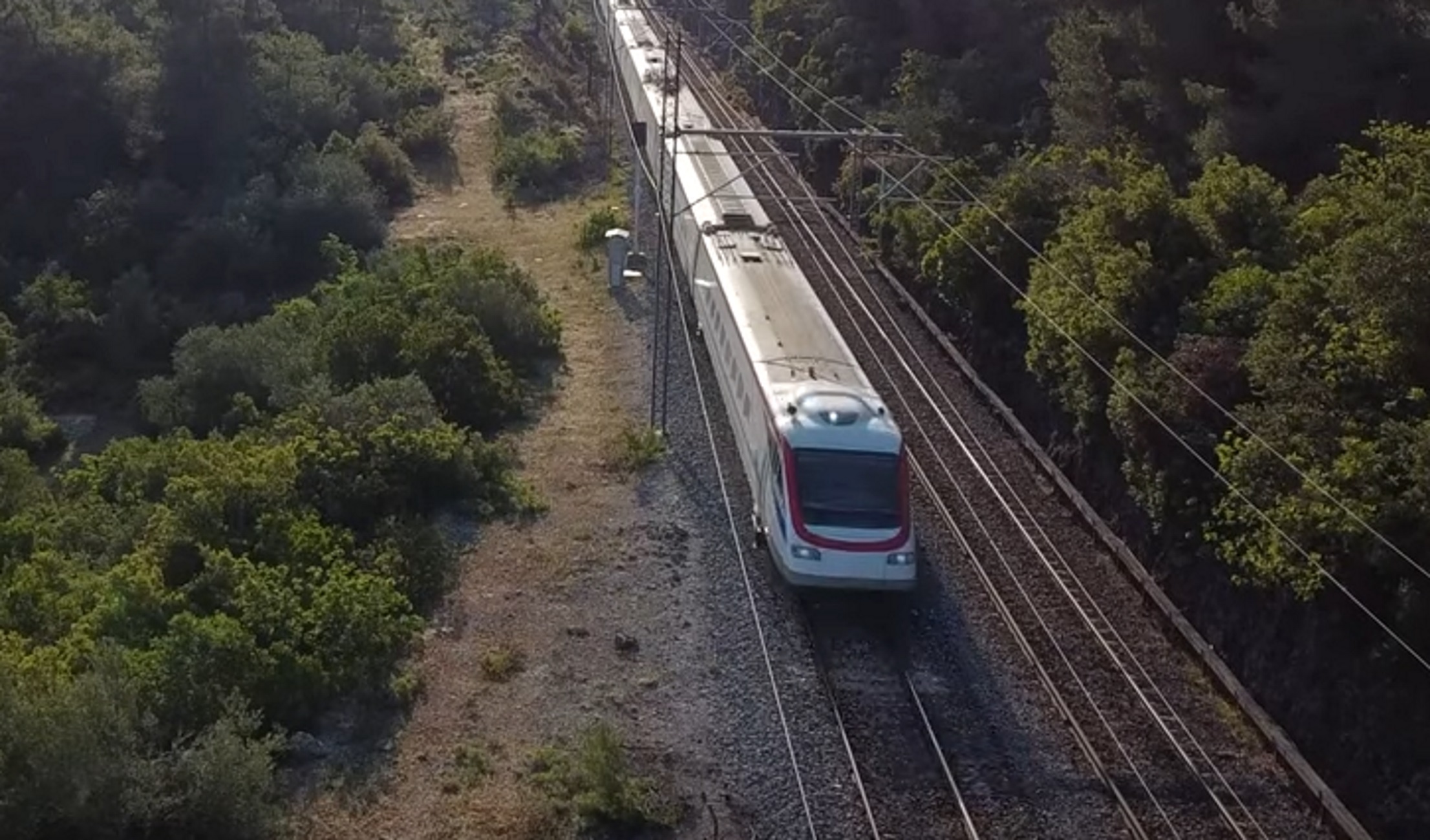 Λευκό Βέλος: Η στιγμή που αναπτύσσει ταχύτητα από βίντεο drone έξω από τη Θεσσαλονίκη