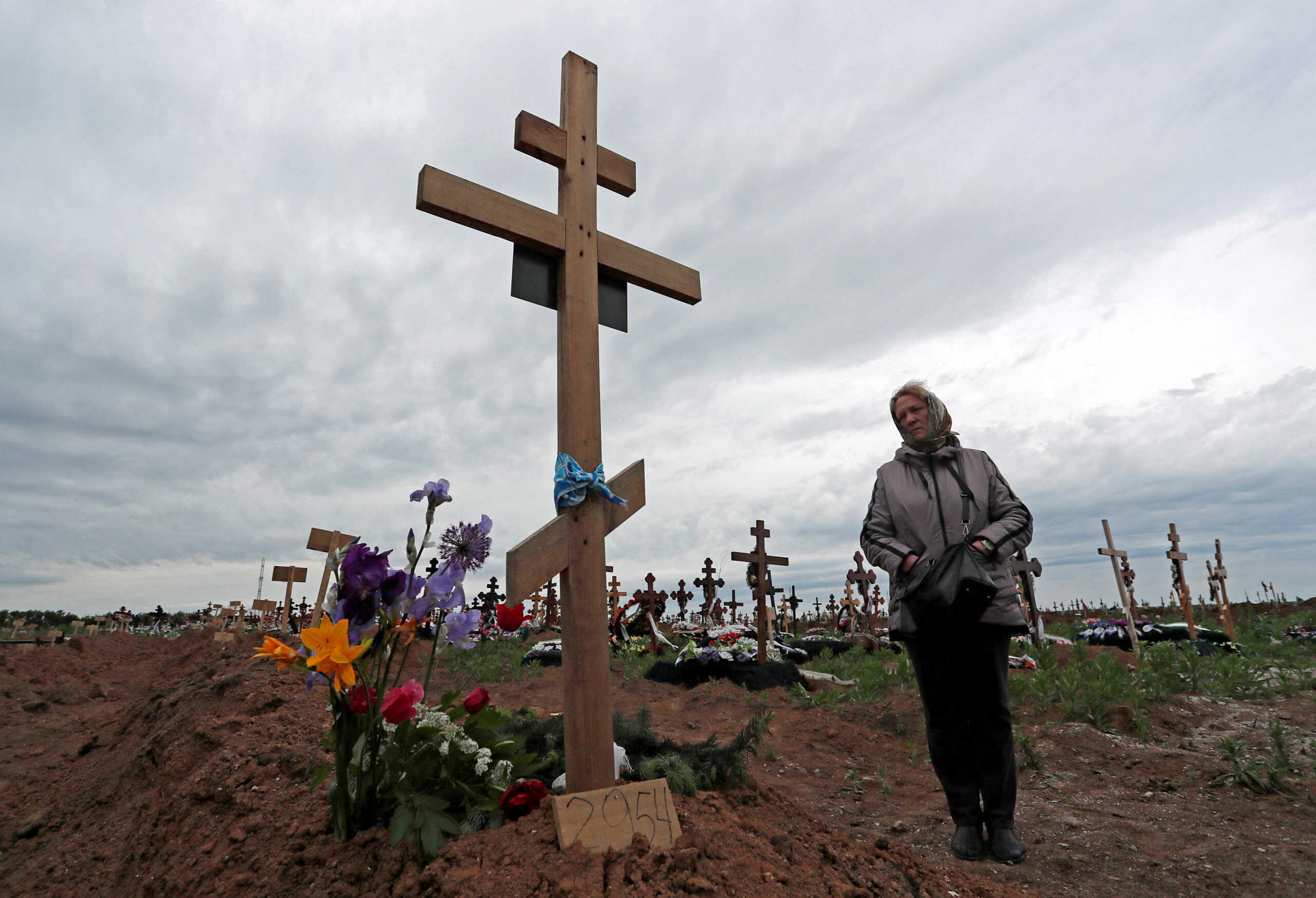 Πόλεμος στην Ουκρανία: Μια μητέρα θρηνεί τους νεκρούς της Μαριούπολης που «δεν έχουν κανέναν να τους κλάψει»