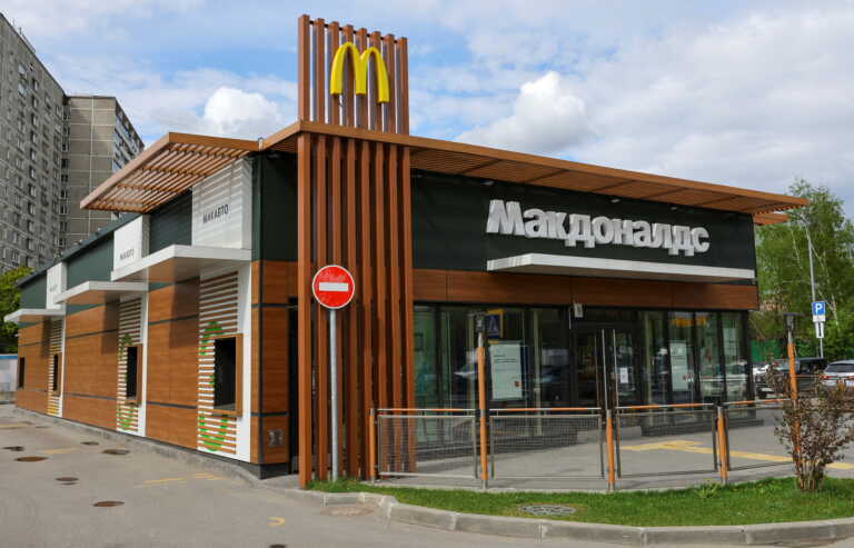 Τα McDonald's άνοιξαν με άλλο όνομα στη Ρωσία αλλά δεν σερβίρουν τηγανιτές πατάτες