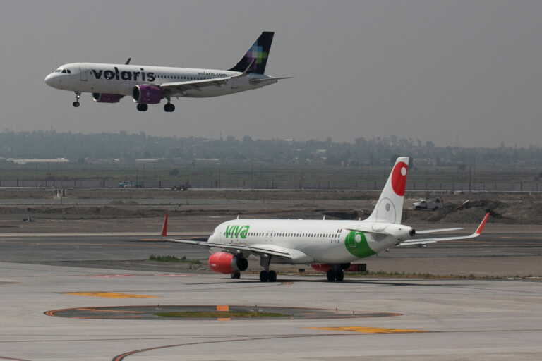 Η Volaris απέλυσε την πιλότο της που τράβηξε σε βίντεο την παραλίγο σύγκρουση αεροπλάνων