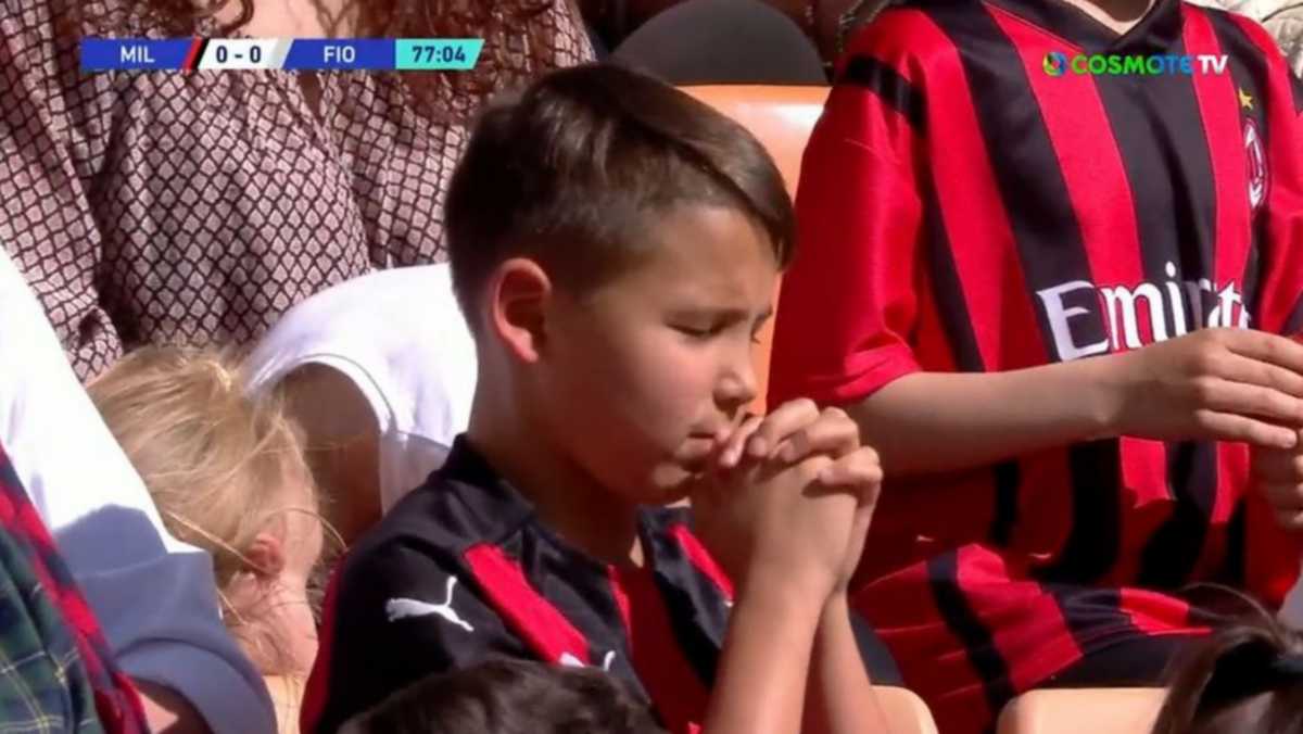 Πιτσιρικάς προσευχήθηκε για τη Μίλαν στην κερκίδα