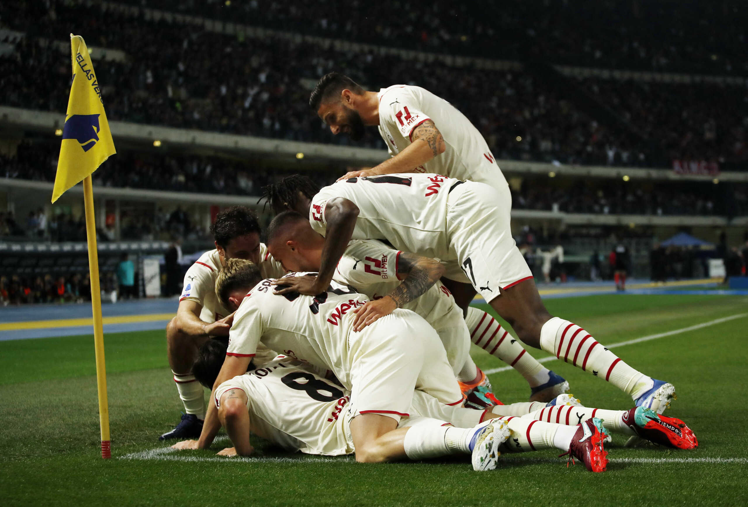 Soccer Football - Serie A - Hellas Verona v AC Milan - Stadio Marc'Antonio Bentegodi, Verona, Italy - May 8, 2022 AC Milan's Sandro Tonali celebrates scoring their first goal with teammates before it is disallowed after a VAR review REUTERS