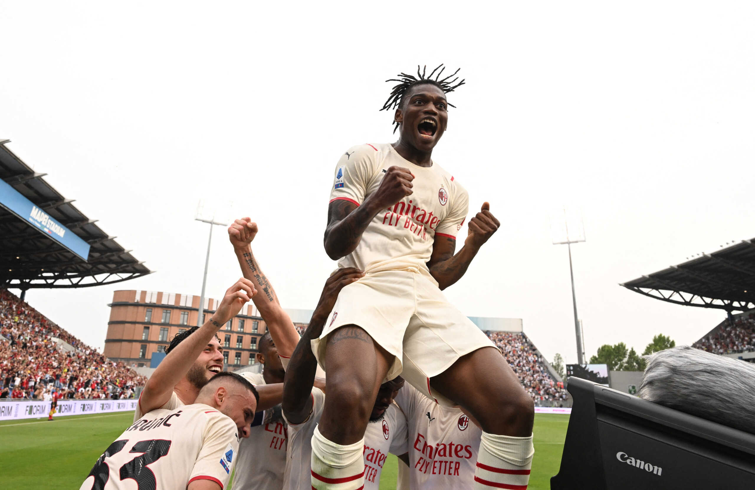 Soccer Football - Serie A - U.S. Sassuolo v AC Milan - Mapei Stadium - Citta del Tricolore, Reggio Emilia, Italy - May 22, 2022 AC Milan's Rafael Leao celebrates their third goal scored by Franck Kessie with teammates REUTERS