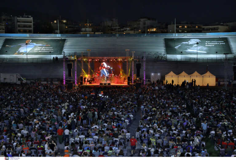 Μεγάλη συναυλία του ΚΚΕ για τον Δημήτρη Μητροπάνο σε ένα κατάμεστο γήπεδο