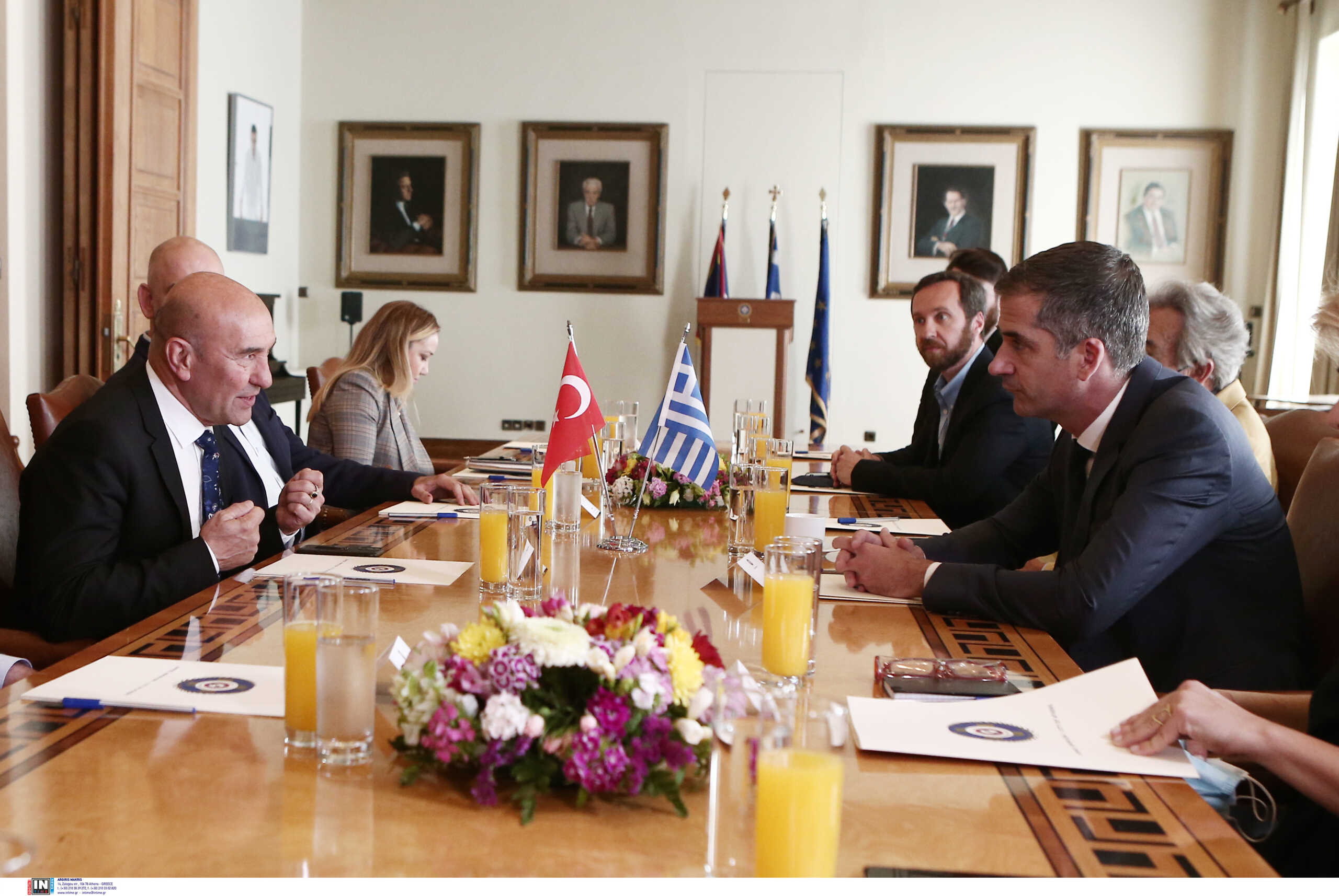 Πολλαπλά μηνύματα για τις ελληνοτουρκικές σχέσεις έστειλαν ο Κώστας Μπακογιάννης και ο δήμαρχος Σμύρνης