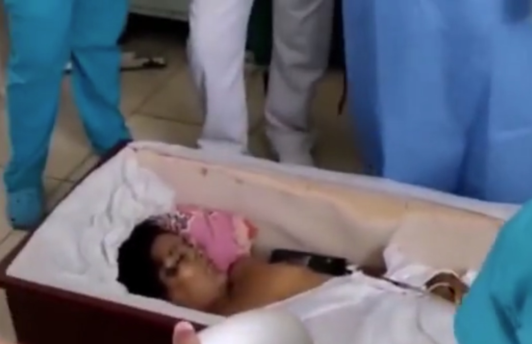 Περού: Η «νεκρή» χτυπούσε το φέρετρο για να της ανοίξουν – Τους κοιτούσε με τα μάτια ανοιχτά