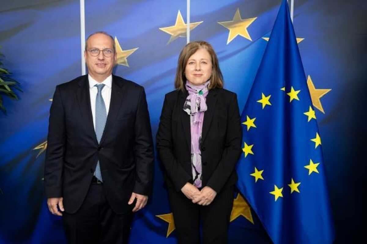 Γιούροβα προς Οικονόμου: Καλωσορίζω την ισχυρή υποστήριξη των δράσεων της ΕΕ σχετικά με την ελευθερία των ΜΜΕ