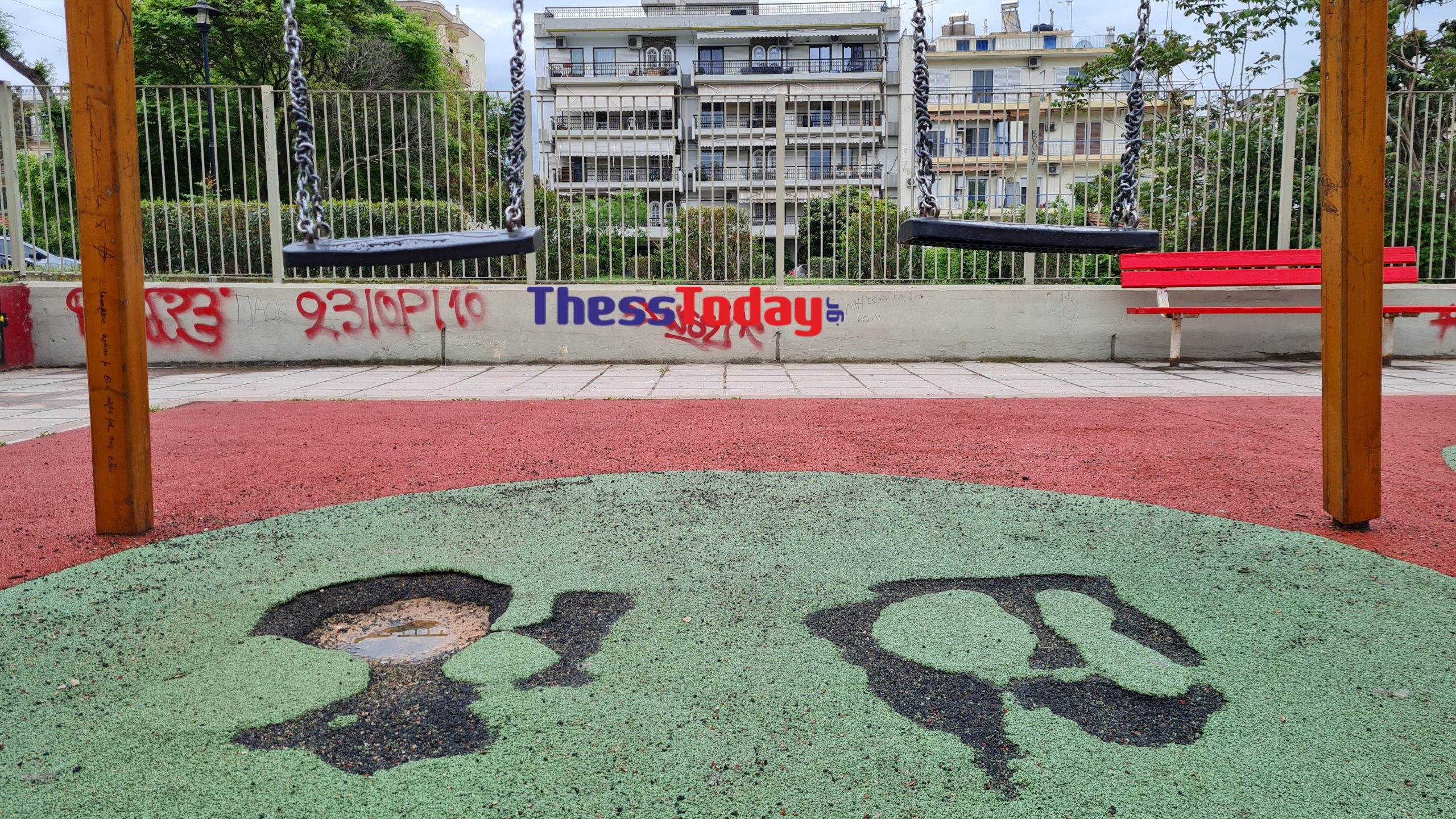 Θεσσαλονίκη: Σε τραγική κατάσταση παιδικές χαρές της πόλης – Διαλυμένες και επικίνδυνες