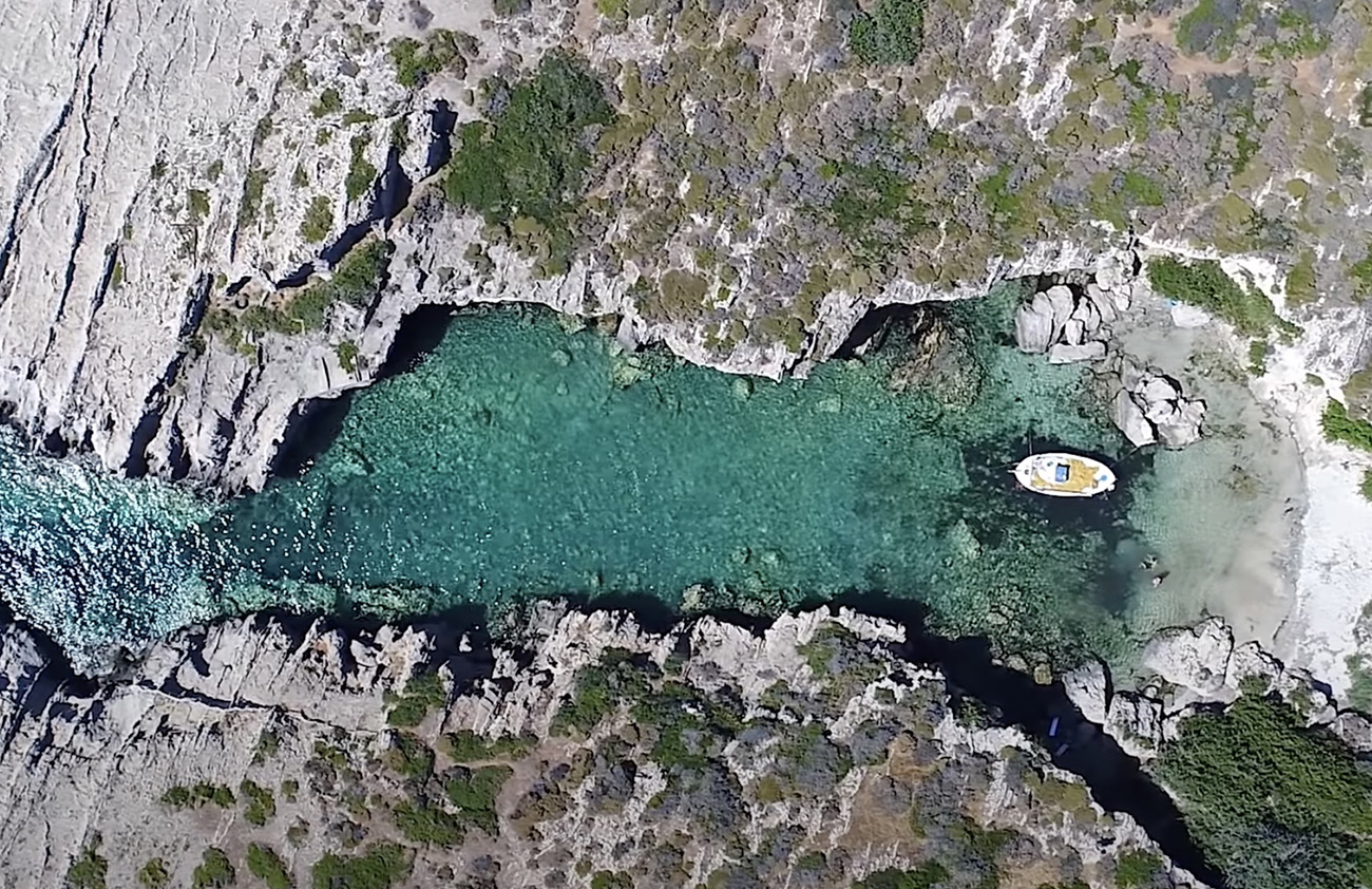 Στη Λακωνία η πιο πριβέ παραλία της Ελλάδας, το «Απάγκιο»