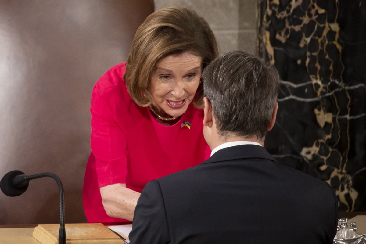 epa09953079 US Speaker of the House Nancy Pelosi (L) greets Prime Minister of Greece Kyriakos Mitsotakis upon his arrival to deliver an address to a joint meeting of the United States Senate and House of Representatives, in the House chamber on Capitol Hill in Washington, DC, USA, 17 May 2022. Mitsotakis reiterated the commitment of Greece to United States efforts to support Ukraine during the ongoing Russian invasion.  EPA