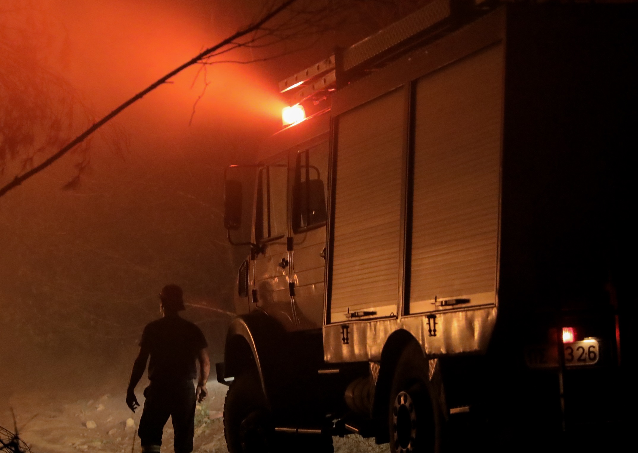 Κεφαλονιά: Φωτιά στα Μεταξάτα – Μάχη της Πυροσβεστικής με τις φλόγες