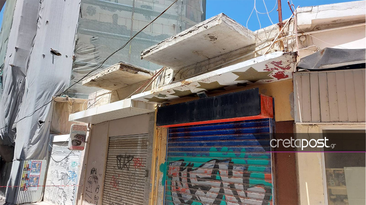 Ηράκλειο: Μπαλκόνι κατέρρευσε στη μέση του δρόμου – Οι εικόνες μετά την πτώση και η σωτήρια τύχη