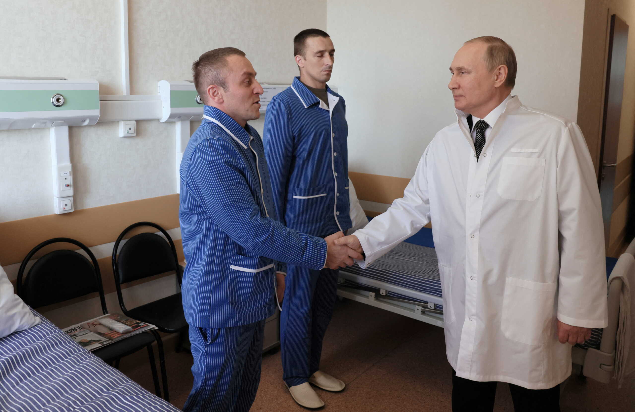 Russian President Vladimir Putin visits soldiers wounded during the conflict in Ukraine at the Mandryk Military Clinical Hospital in Moscow, Russia May 25, 2022. Sputnik