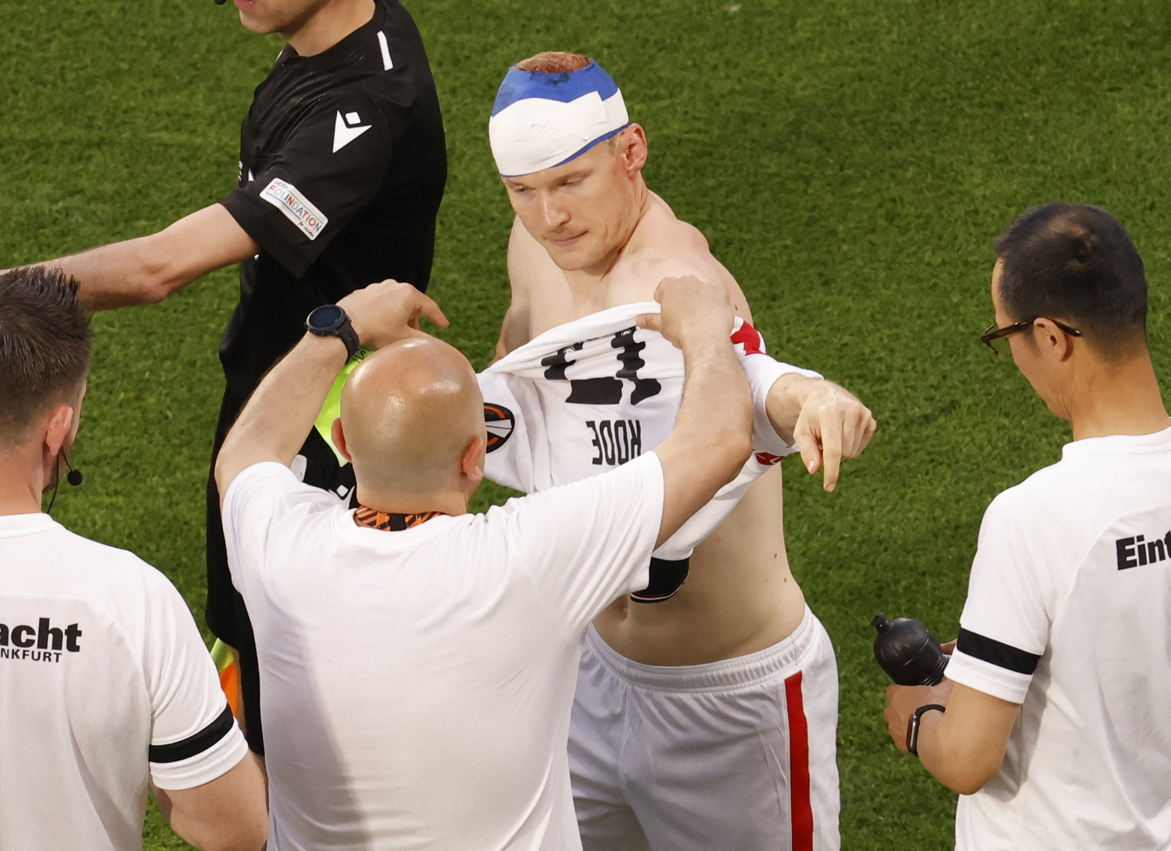 Soccer Football - Europa League - Final - Eintracht Frankfurt v Rangers - Ramon Sanchez Pizjuan, Seville, Spain - May 18, 2022  Eintracht Frankfurt's Sebastian Rode changes into a clean shirt REUTERS