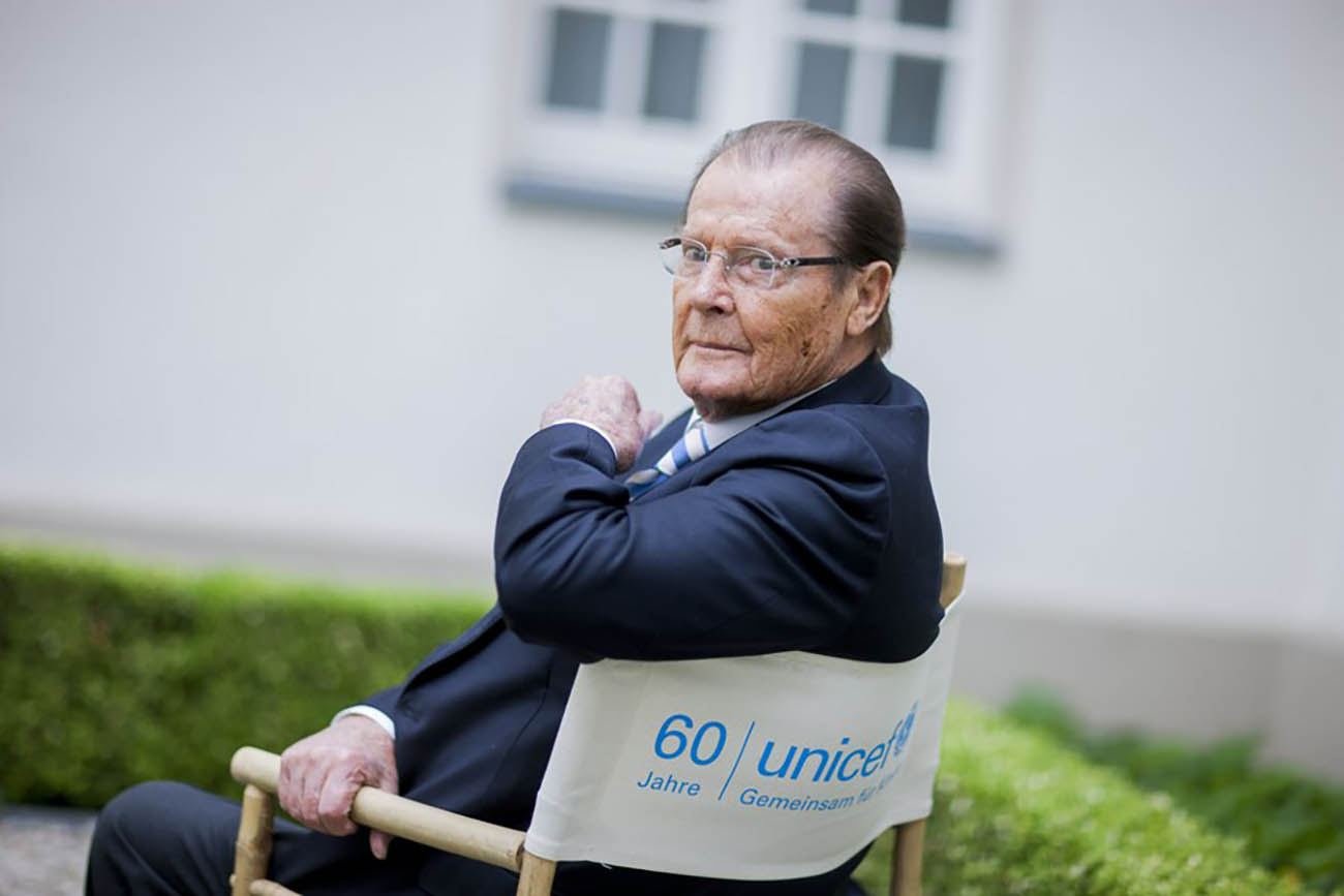 epa06245482 (FILE) British actor Sir Roger Moore poses before an interview in Aachen, Germany, 25 June 2013 (reissued 05 October 2017). Roger Moore would have turned 90 on 14 October 2017.  EPA