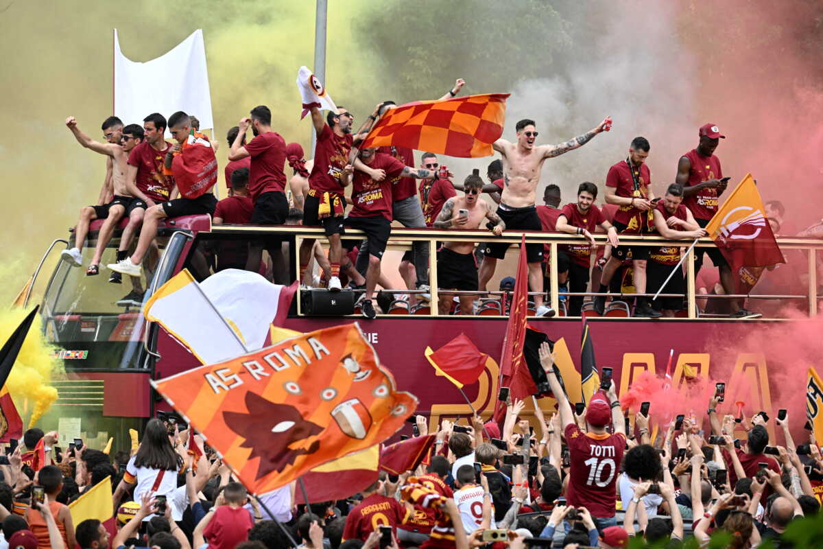 Soccer Football - AS Roma celebrate winning the Europa Conference League - Rome, Italy - May 26, 2022 AS Roma's Nicolo Zaniolo celebrates on the bus with teammates after winning the Europa Conference League REUTERS