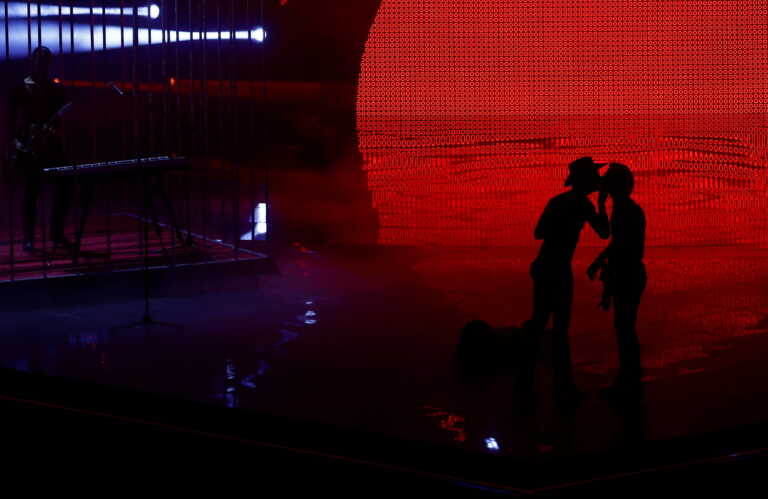 Το Σαν Μαρίνο έβαλε «φωτιά» στη σκηνή της Eurovision με το καυτό φιλί!