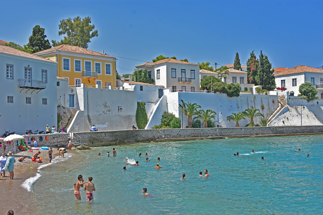 Φωτογραφία που δόθηκε σήμερα στη δημοσιότητα και εικονίζει την παραλία του Αγίου Μάμα στο νησί των Σπετσών, το Σάββατο 30 Ιουλίου 2016.  Οι Σπέτσες (καθαρεύουσα Σπέτσαι), είναι ιστορική νήσος κοντά στην Αργολική χερσόνησο, δεξιά της εισόδου του Αργολικού κόλπου, σε απόσταση 1,5 μιλίου από την Ερμιονίδα και 50 μιλίων από τον Πειραιά. Παρασκευή 5 Αυγούστου 2016. ΑΠΕ-ΜΠΕ