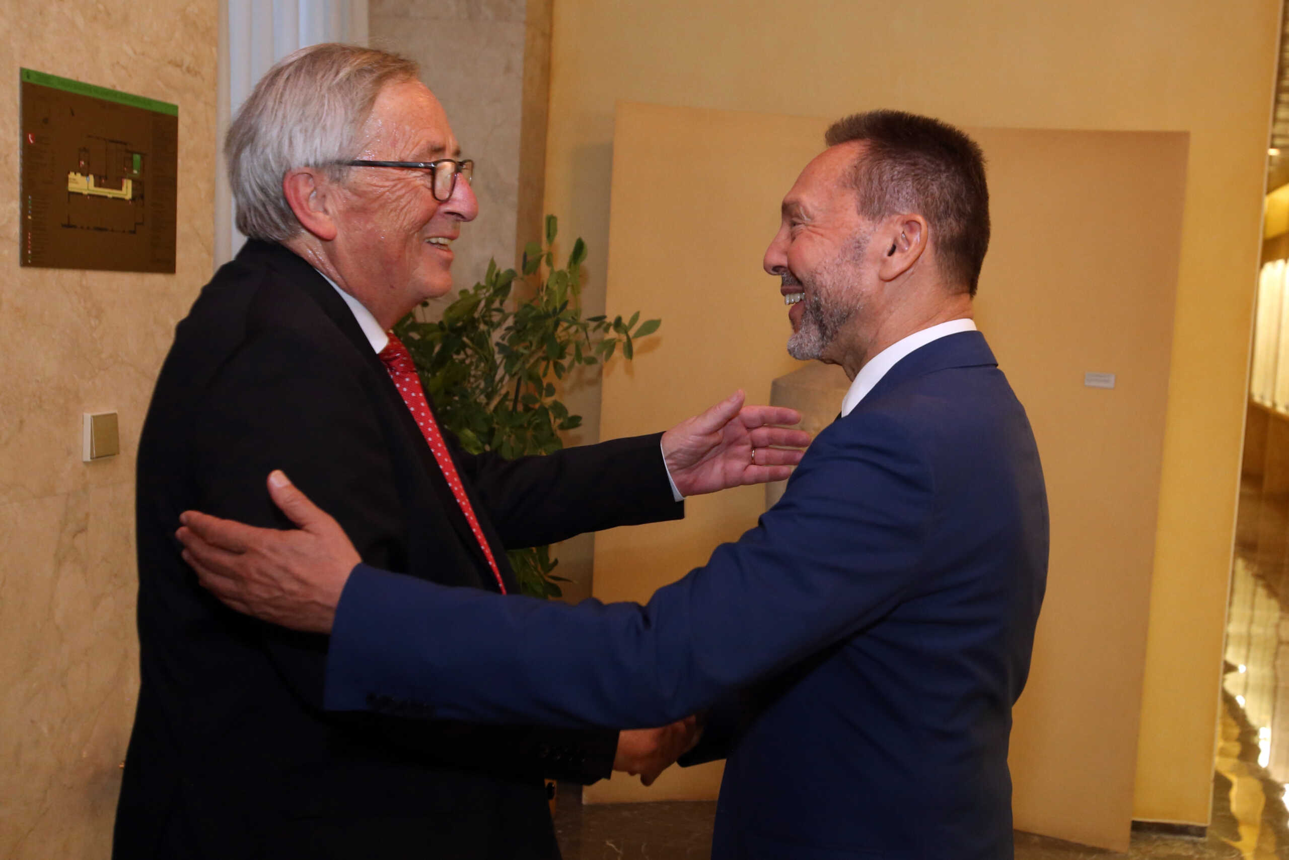 Ο Γιάννης Στουρνάρας υποδέχθηκε τον Ζαν Κλοντ Γιούνκερ στην Τράπεζα της Ελλάδος – Δείπνο με υψηλούς προσκεκλημένους