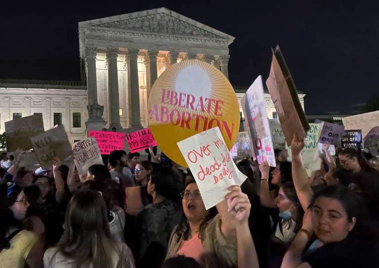 Σοκ στις ΗΠΑ! Το Ανώτατο Δικαστήριο ακυρώνει ιστορική απόφαση του ’73 που νομιμοποίησε την άμβλωση