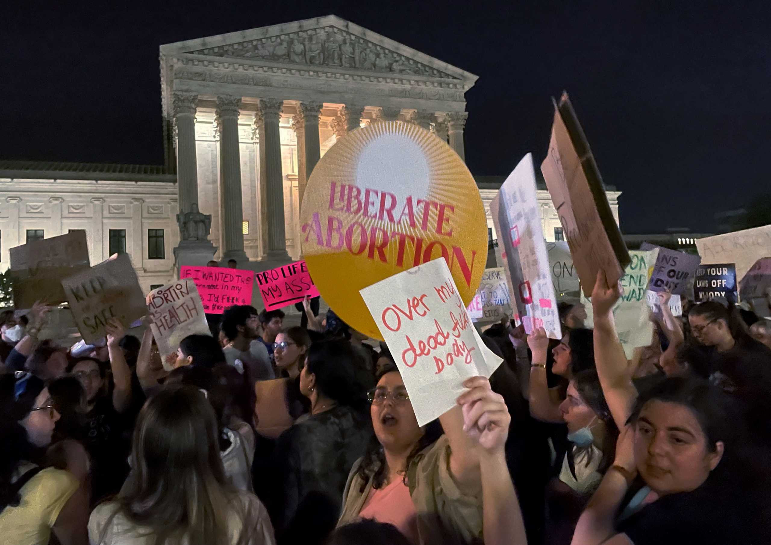Το Ανώτατο Δικαστήριο των ΗΠΑ ακυρώνει την ιστορική απόφαση υπέρ των αμβλώσεων