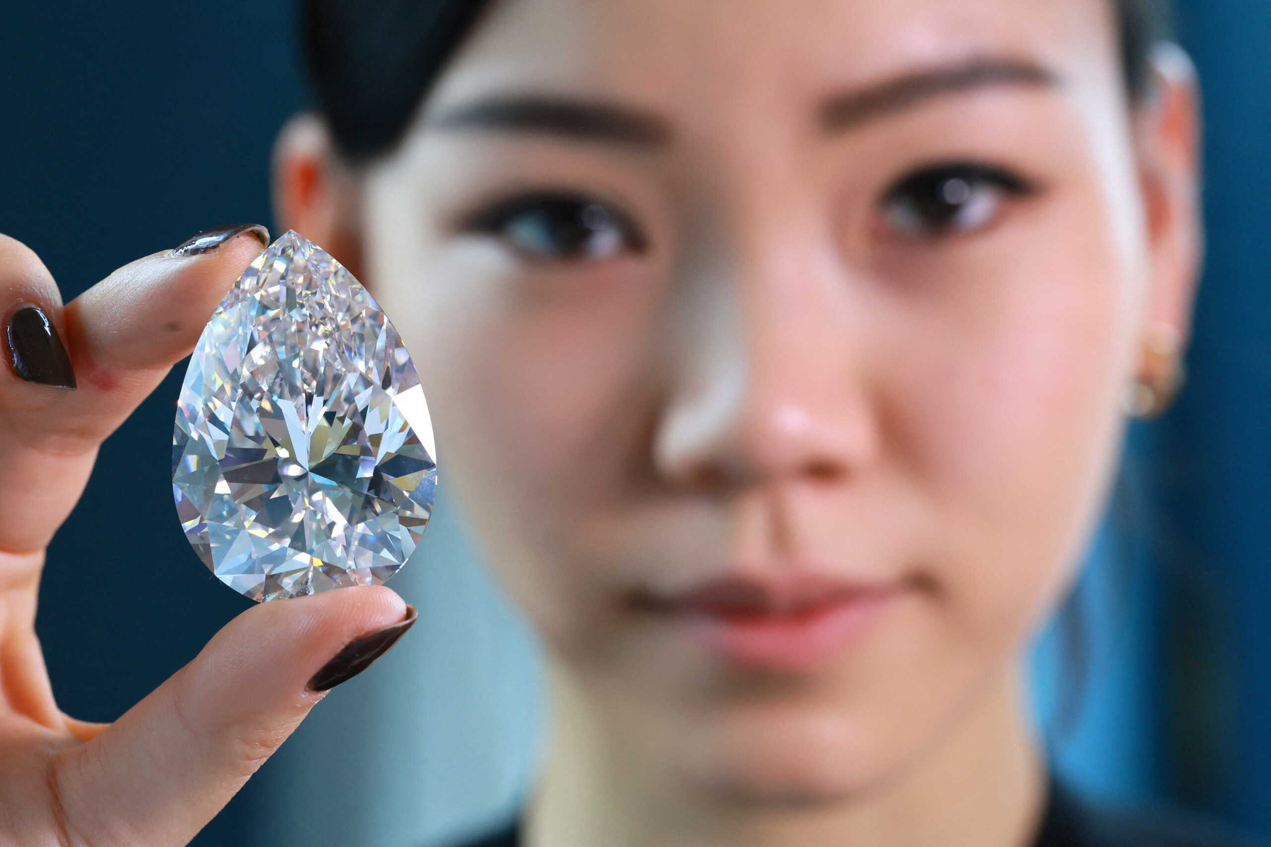 Δημοπρατείται ο «Βράχος» – Το μεγαλύτερο λευκό διαμάντι που βγαίνει έχει βγει ποτέ στο σφυρί