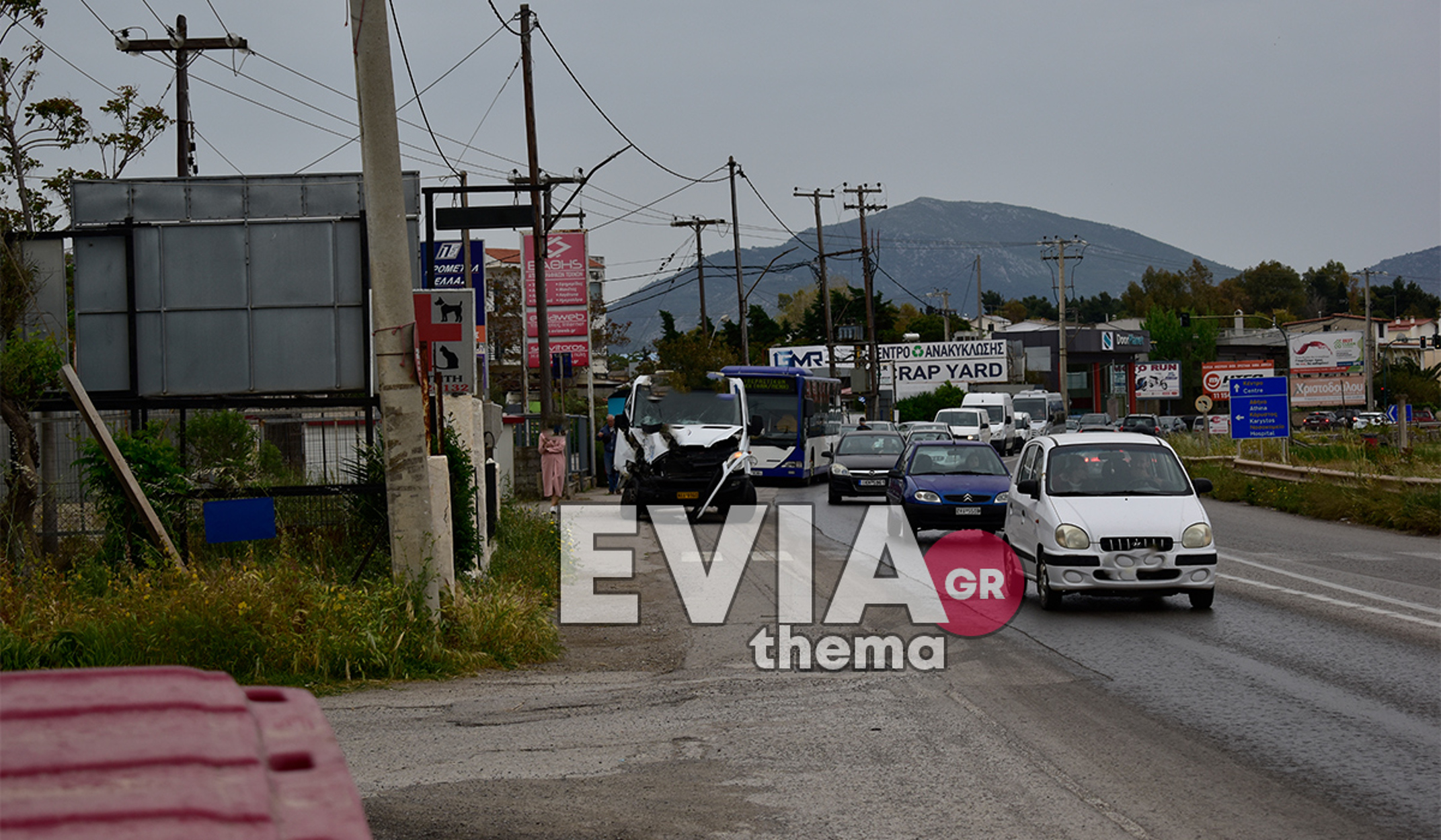 Χαλκίδα: Τροχαίο στην Λιανή Άμμο – Η οδική βοήθεια… έπεσε πάνω σε αστικό λεωφορείο
