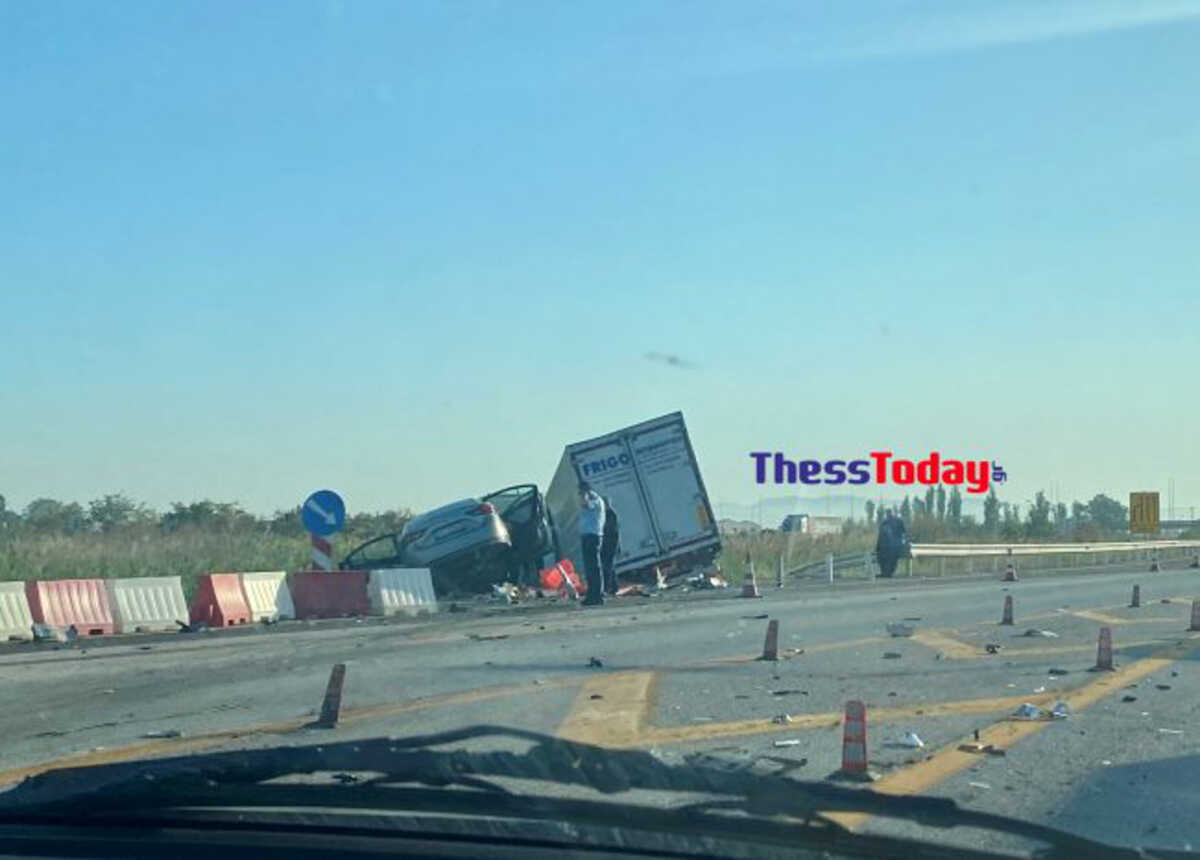 Τροχαίο στην Θεσσαλονίκης – Βέροιας: Σφοδρή σύγκρουση αυτοκινήτου με νταλίκα