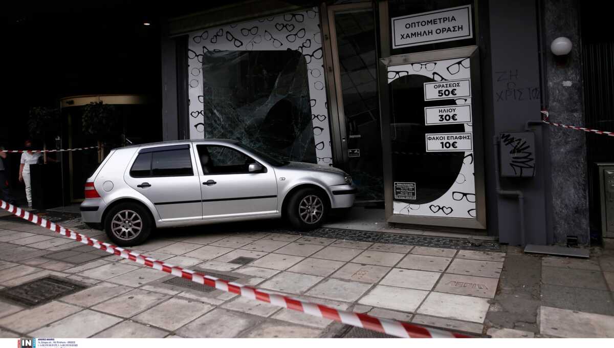 Θεσσαλονίκη: Αυτοκίνητο  «καρφώθηκε» σε μαγαζί – «Παραλίγο να γινόμασταν χαλκομανία»
