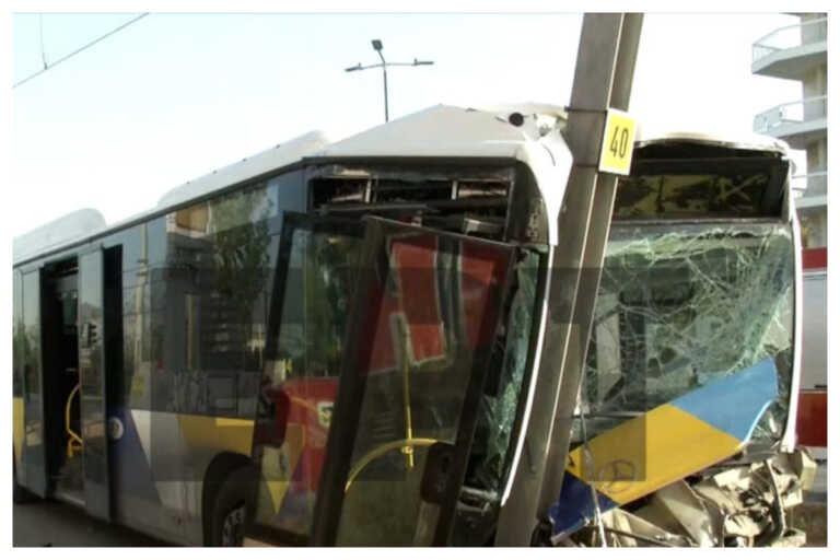 Τροχαίο στην παραλιακή, κοντά στον Άλιμο: Λεωφορείο καρφώθηκε σε κολώνες του τραμ  - Έξι τραυματίες