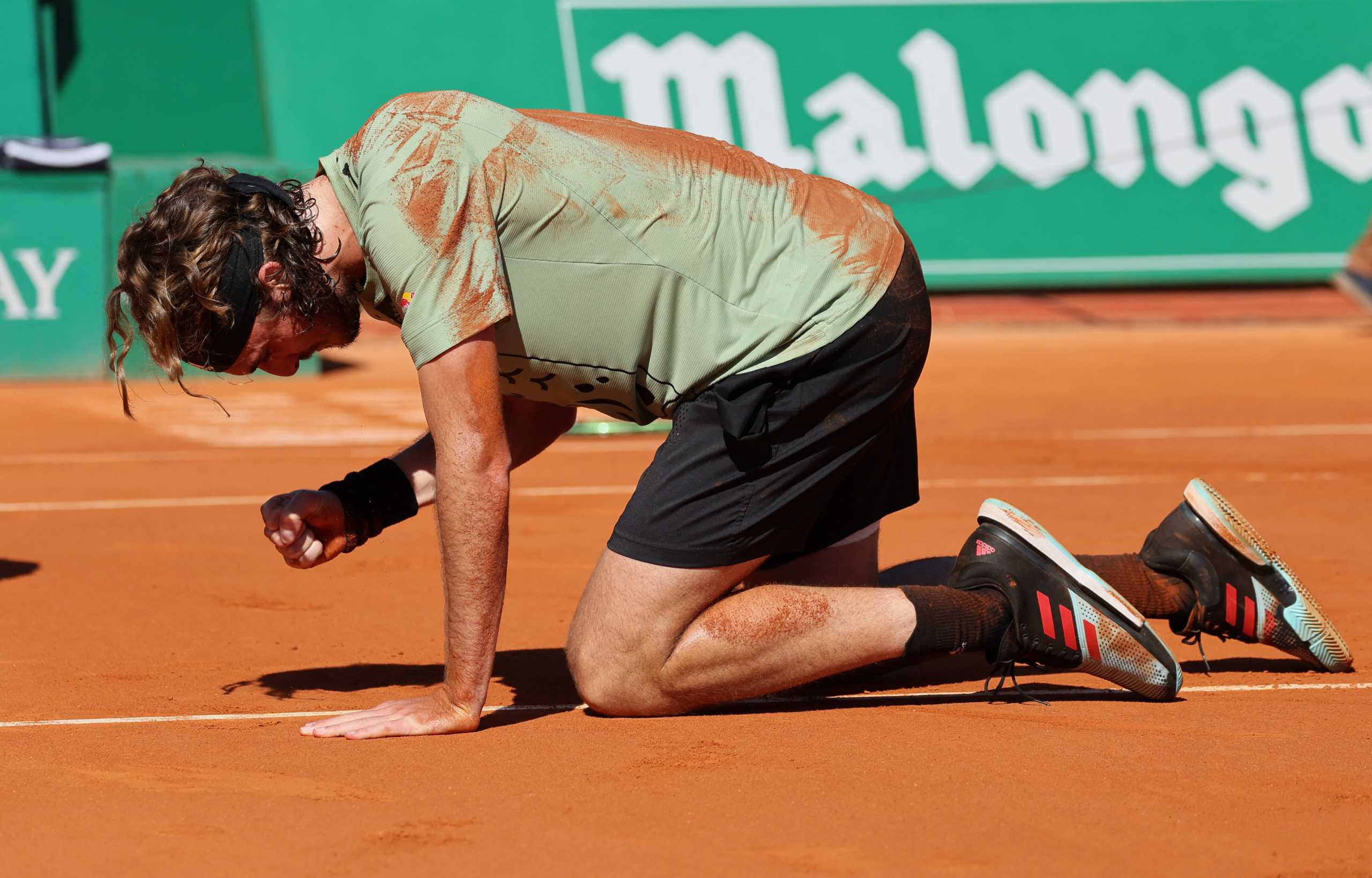 Tennis - ATP Masters 1000 - Monte Carlo Masters - Monte-Carlo Country Club, Roquebrune-Cap-Martin, France - April 17, 2022 Greece's Stefanos Tsitsipas celebrates winning the final match against Spain's Alejandro Davidovich Fokina REUTERS