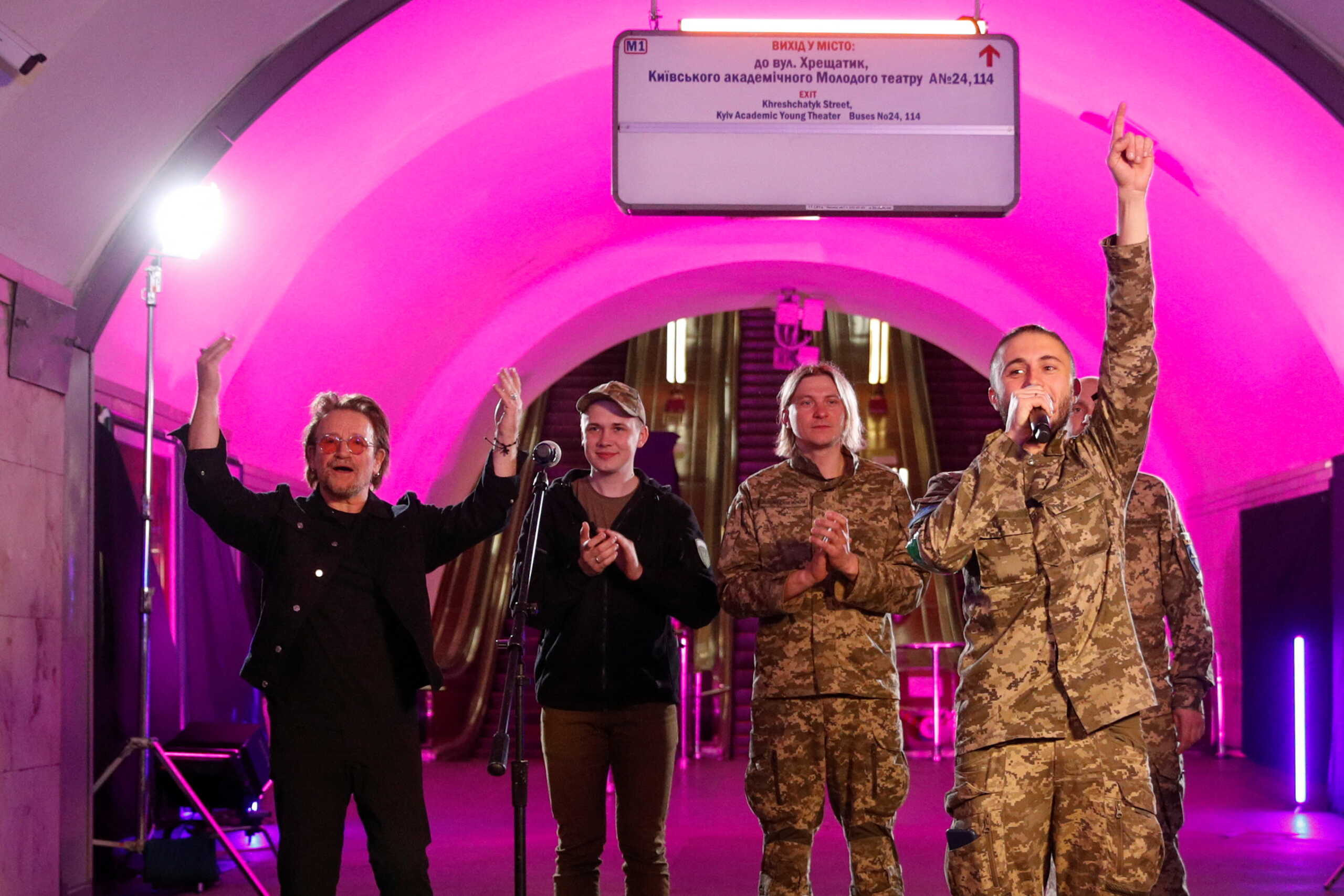 Πόλεμος στην Ουκρανία: Οι U2 τραγούδησαν σε σταθμό μετρό του Κιέβου παρέα με Ουκρανό στρατιώτη
