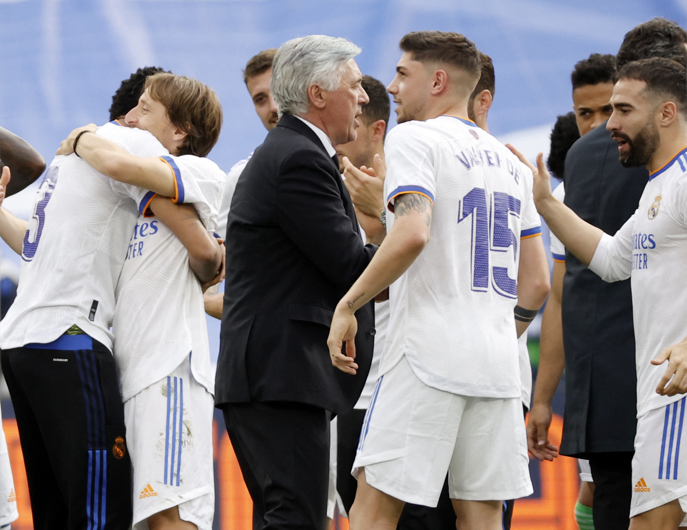 Soccer Football - LaLiga - Real Madrid v Espanyol - Santiago Bernabeu, Madrid, Spain - April 30, 2022 Real Madrid coach Carlo Ancelotti, Federico Valverde and team members celebrate after winning LaLiga REUTERS