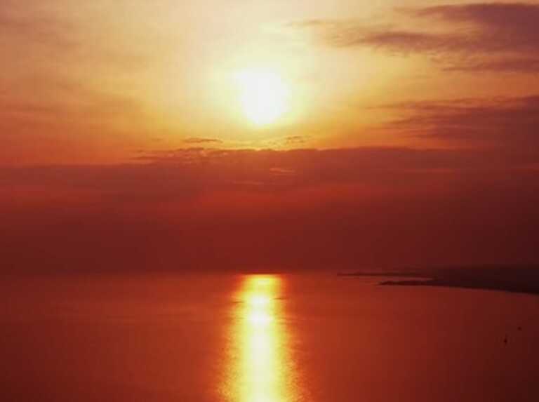 Χαλκιδική: Ηλιοβασίλεμα στα Νέα Μουδανιά – Πλάνα από drone στη θάλασσα που κρύβει τόνους ψαριών